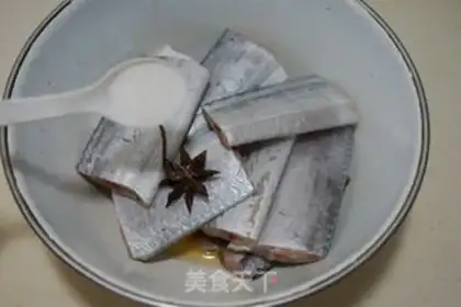 Make A salsa sauce with fish step 1