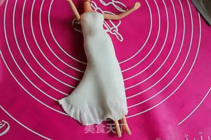 Make Barbie dolls flipping candy cake step 15