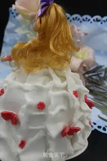 Make Barbie dolls flipping candy cake step 21
