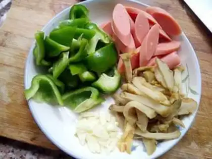 Make Squeeze and make pepper ham and sausage step 4
