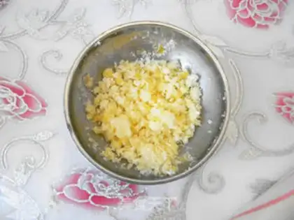Make Tore the toast with curly hands step 3