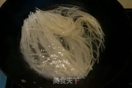 Make Egg pepper noodles step 2