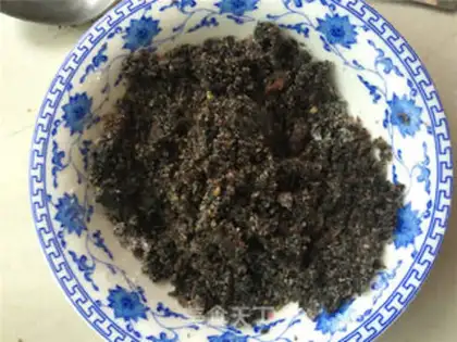 Make Black sugar, black sesame pie step 1