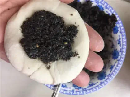 Make Black sugar, black sesame pie step 3