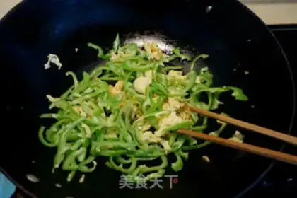 Make Egg pepper noodles step 5