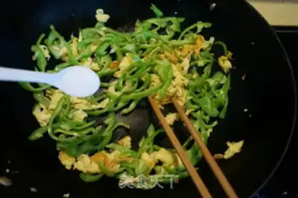 Make Egg pepper noodles step 6