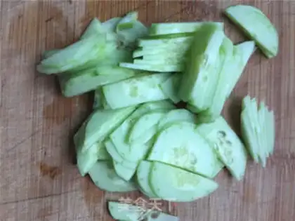 Make cucumber egg soup step 1
