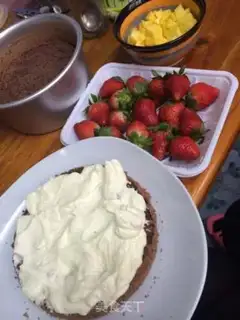 Make Strawberry naked cake step 3
