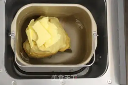 Make Onion cheese hand tore bread step 1