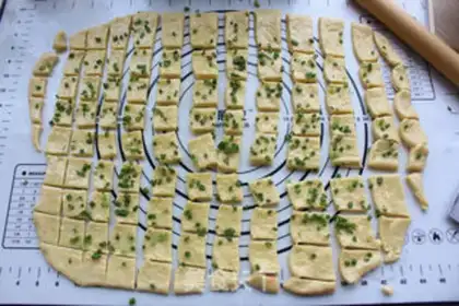 Make Onion cheese hand tore bread step 6