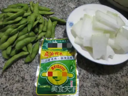 Make Squeeze the cabbage and cook the melon step 0