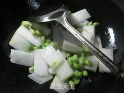 Make Squeeze the cabbage and cook the melon step 2
