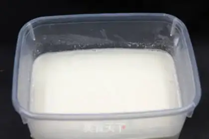 Make Coconut red sugar horse hoof cake step 2