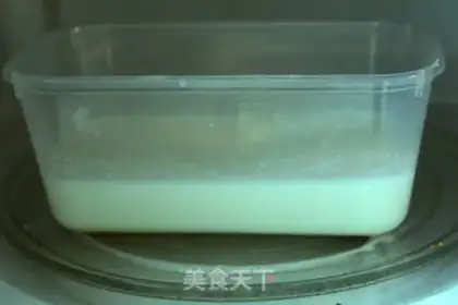 Make Coconut red sugar horse hoof cake step 3