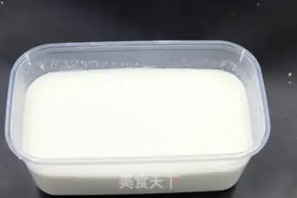 Make Coconut red sugar horse hoof cake step 6