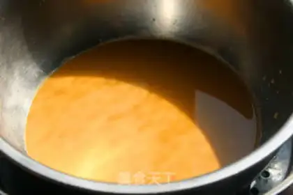 Make Coconut red sugar horse hoof cake step 7