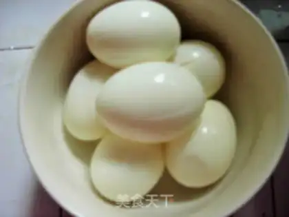 Make Red burning pig feet and eggs step 1