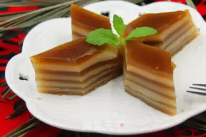 Make Coconut red sugar horse hoof cake step 13
