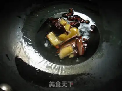 Make Red burning pig feet and eggs step 2