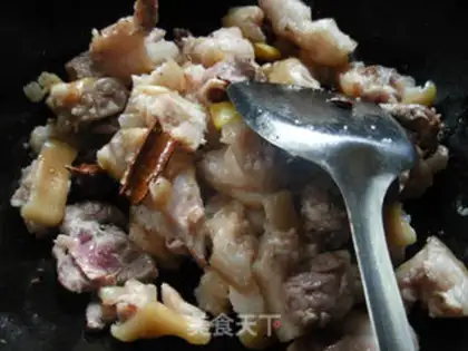 Make Red burning pig feet and eggs step 3
