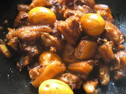 Make Red burning pig feet and eggs step 4