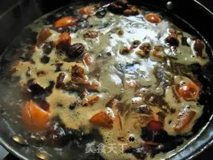 Make Red burning pig feet and eggs step 5