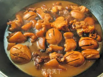 Make Red burning pig feet and eggs step 6