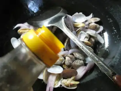 Make Onion-cracking clams step 5