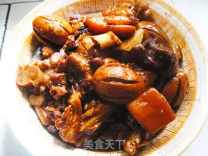 Make Red burning pig feet and eggs step 7