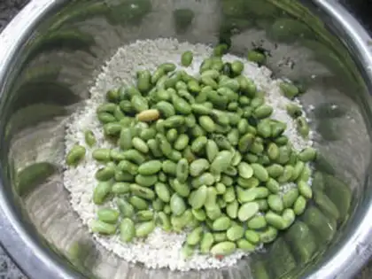 Make The salty green soybeans step 2