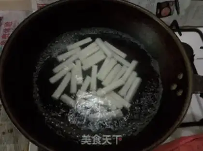 Make Spicy flowers and fried rice cakes step 1