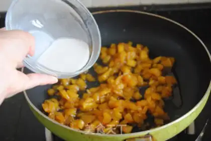 Make Mini pineapple pie step 5