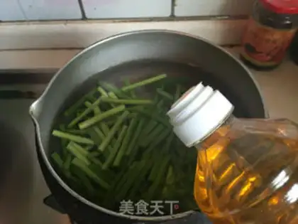 Make Garlic fried sausage step 1