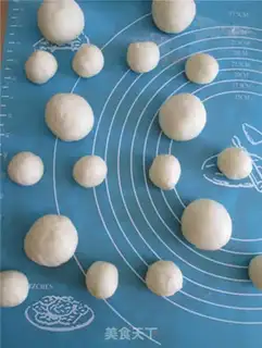 Make Rabbit yogurt strawberry bread step 3