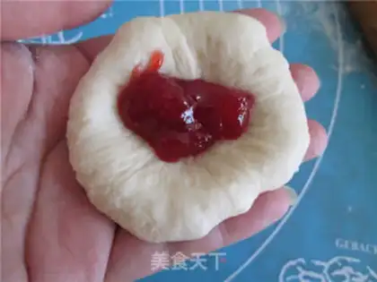 Make Rabbit yogurt strawberry bread step 4