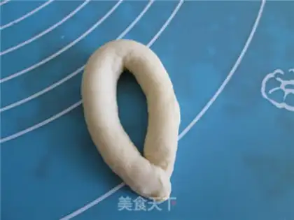Make Rabbit yogurt strawberry bread step 6