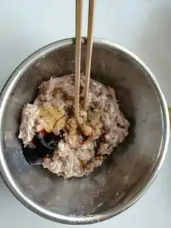 Make Pork greasy dumplings step 3