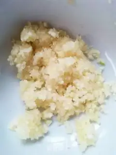 Make A greasy garlic larvae step 2
