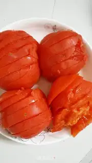 Make Tomato fried eggs step 1