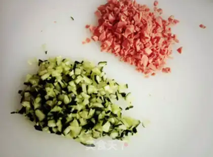 Make cucumber ham and intestinal burrito step 1