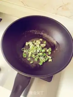 Make Onion fried potato chips step 1