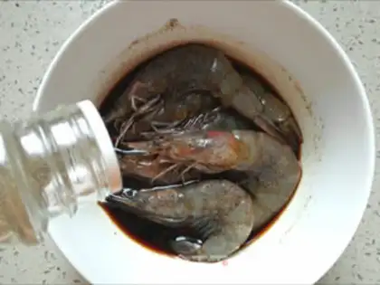 Make Black pepper roasted shrimp step 1