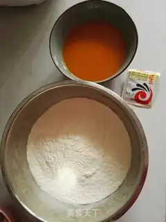 Make Carrot-faced egg buns step 5