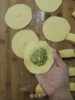Make Carrot-faced egg buns step 20