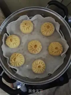 Make Carrot-faced egg buns step 23