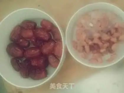Make "Red-tree peanut chicken claw soup." step 1