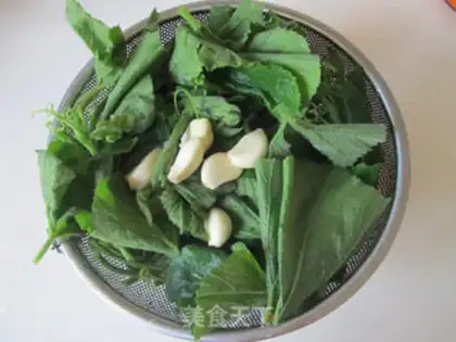 Make Garlic on pumpkin leaves step 0