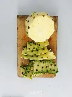 Make Quick pineapple cut step 2