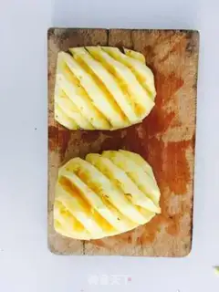 Make Quick pineapple cut step 3