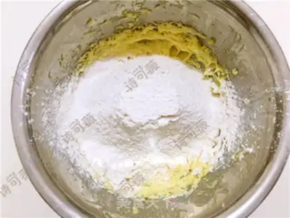 Make Quick pineapple cut step 4